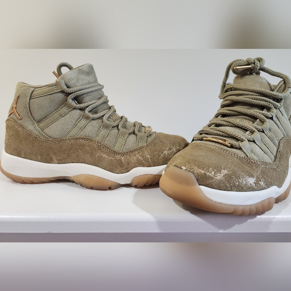 Women's Jordan 11 Size 7.5